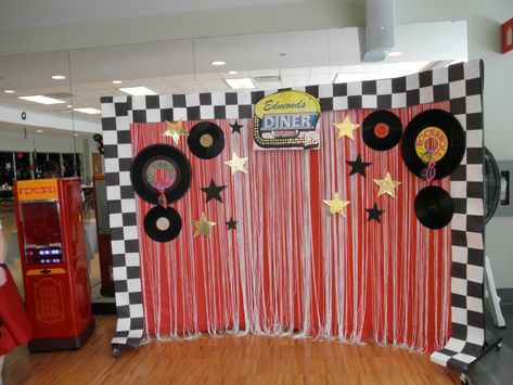 Photo booth for 50's 60's event 50s Party Decorations, 1950s Theme Party, Photobooth Event, Retro Theme Party, Grease Party, 50s Theme, 50s Theme Parties, 70s Party Theme, Sock Hop Party