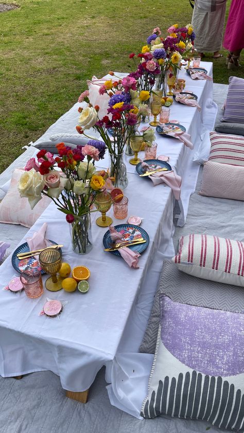 Pop up picnic, luxury, boujee, spring, lunch, flowers, table setting, park Picnic Lunch Party, Spring Picnic Theme Party, Picnic Brunch Birthday Party, Garden Picnic Birthday Party, Picnic Pop Up, Outdoor Picnic Birthday Ideas, Picnic Girls Party, Backyard Picnic Aesthetic, Picnic Party Set Up