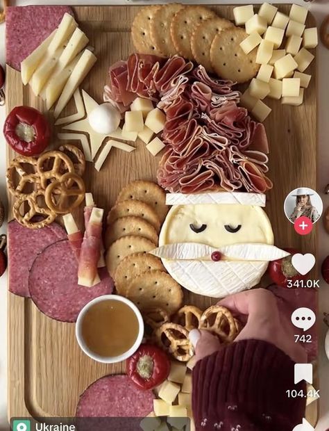 Santa Cheese Board, Camembert Board, Christmas Cheese Boards, Snack Platters, Cheese And Cracker Tray, Cracker Tray, Meat Trays, Christmas Cheese, Christmas Platter