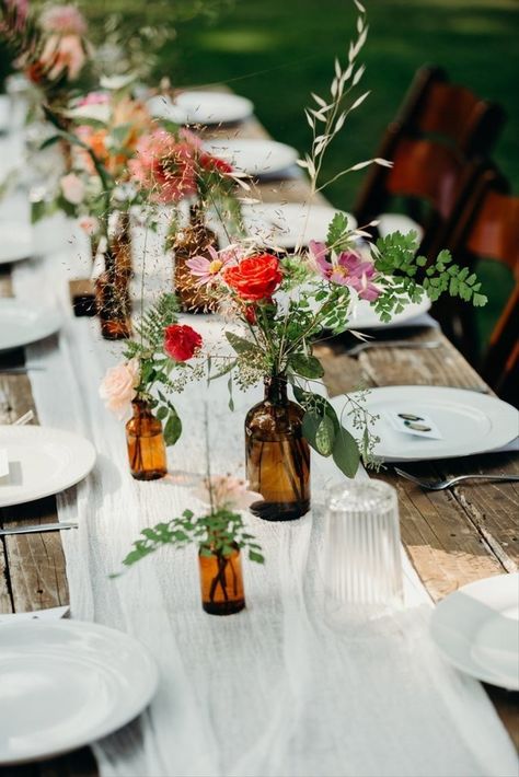 Bud Vases Wedding, Table Arrangements Wedding, Tafel Decor, Wedding Table Flowers, Wedding Vases, Table Set Up, Wedding Table Decorations, Wildflower Wedding, Wedding Table Settings