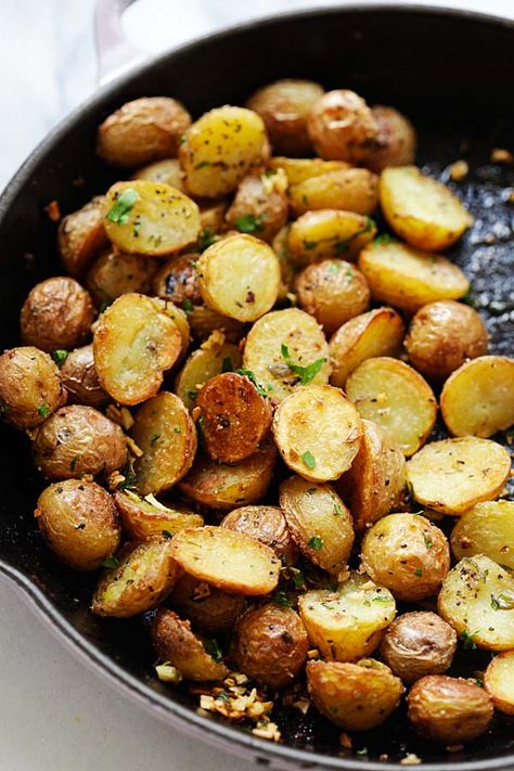 Easy and delicious Crispy Roasted Potatoes with herb infused oil ready to serve. Small Potatoes Recipe, Roasted Mini Potatoes, Crispy Roasted Potatoes, Tiny Potato, Sauteed Potatoes, Mini Potatoes, Rasa Malaysia, Vegan Grilling, Infused Oil