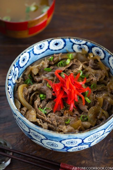 Yoshinoya Beef Bowl (Gyudon 牛丼) | Easy Japanese Recipes at JustOneCookbook.com Yoshinoya Beef Bowl, Yakimeshi Recipe, Burger Vegetarian, Beef Bowl Recipe, Beef Bowl, Just One Cookbook, Japanese Beef, Easy Japanese Recipes, Beef Bowls