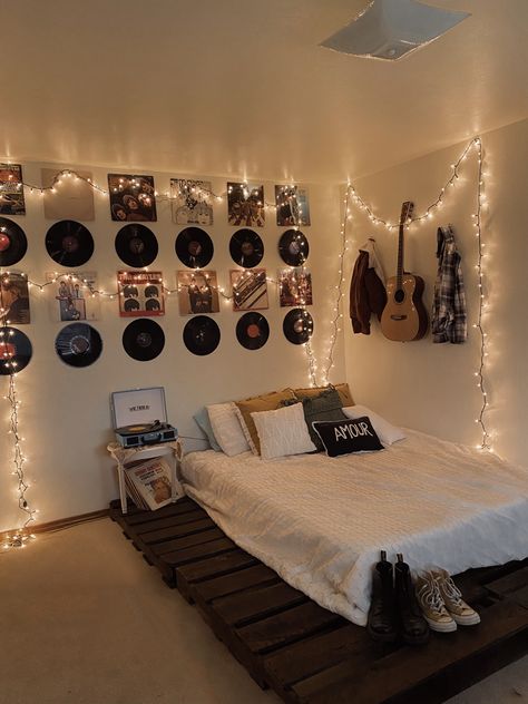 vintage room | room idea | cozy room | comfy room | teen girl room | records | record played | pallet bed | the beatles | guitar | converse | Room Teen Girl, Beatles Room, The Beatles Guitar, Western Room Ideas, Room Comfy, Comfy Room, Beatles Guitar, Country Bedroom Decor, Western Bedroom Decor