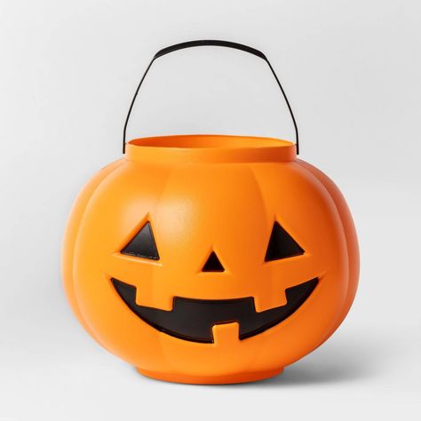 Boo Basket Ideas – lean green mama machine Haunted Halloween Party, Pumpkin Pail, Dulces Halloween, Treat Bucket, Pumpkin Bucket, Treat Basket, Halloween Baskets, Candy Bucket, Halloween Buckets