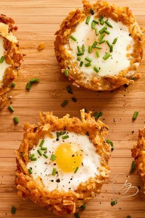 If you start with store bought shredded potatoes you can make this fun breakfast or brunch food in minutes.  Don't you just love how cute they are, so great all year round! Egg Nests Breakfast, Recipes With Shredded Potatoes, Shredded Potatoes Recipes Breakfast, Egg Brunch Ideas, Brunch Ideas Vegetarian, Shredded Potatoes Recipes, New Years Brunch Ideas, Easy Breakfast Potatoes, Easter Breakfast Ideas