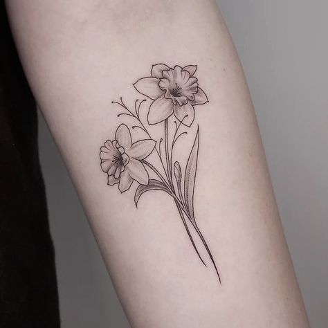 Daffodils by @marcelina.tattoo 🌼 To book your fine line tattoo with Marcy contact her directly: ✨ @marcelina.tattoo ✨ @hammersmith_tattoo_london ✨ info@hammersmithtattoo.co.uk ✨ 020 7602 1086 ✨ www.hammersmithtattoo.co.uk #tattoo #daffodils #daffodiltattoo #daffodilseason #fineline #finelinetattoo #finelinelondon #finelinetattoolondon #londontattoo #londontattooartist #londontattooist #londontattooer #londontattoostudio #hammersmith #hammersmithtattoo #westlondon #westlondontattoo #t... Daffodil Flower Tattoos, Flor Tattoo, Medium Tattoos, Daffodil Tattoo, Single Needle Tattoo, Fine Line Tattoo, London Tattoo, Daffodil Flower, Line Tattoo