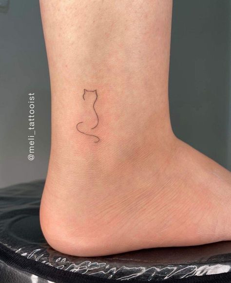 Fineline Cat Tattoo, Minimal Cat Tattoo, Tattoos For Women Cat, Tiny Cat Tattoo, Minimalist Cat Tattoo, Ear Tattoo Ideas, Small Pretty Tattoos, Small Tattoo Ideas, Petite Tattoos