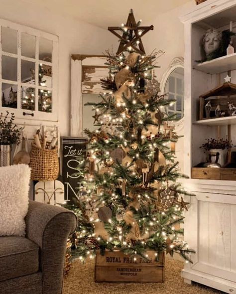 30 Most Beautiful And Festive Christmas Tree Decorating Ideas Country Christmas Trees, Christmas Tree Decorated, Christmas Tree Decorating Themes, Classic Christmas Tree, Farmhouse Christmas Tree, Christmas Tree Inspiration, Flocked Christmas Trees, Beautiful Christmas Trees, Rustic Christmas Tree