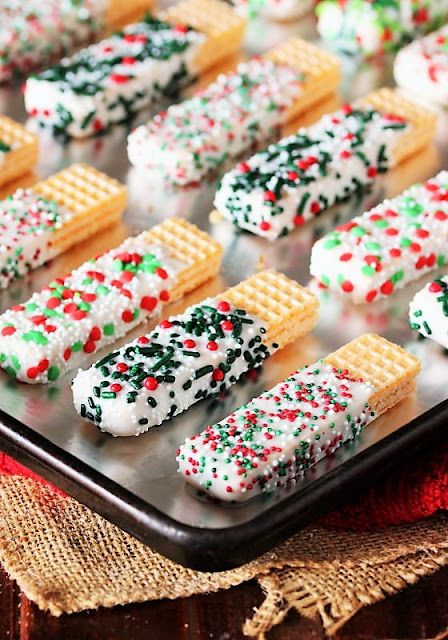 Christmas White Chocolate-Dipped Sugar Wafers on Baking Sheet Image Sugar Wafers, Christmas Pretzels, Xmas Desserts, Xmas Treats, Easy Christmas Treats, Christmas Baking Recipes, Christmas Candy Recipes, Holiday Snacks, Christmas Decor Ideas Diy