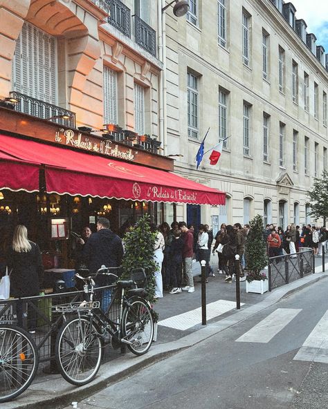 when in Paris, eat steak frites 🍽️🍷🇫🇷 went to the famous @relaisdelentrecote , waited for 45 mins in line and ate my weight in steak and fries. It’s a fixed menu of salad, steak and fries for 29 €. When you’re done they come around and give you a second serving of steak and fries. Added on red wine and crème brûlée because no meal in Paris is complete without wine and dessert. #wheretoeatinparis #parisrestaurant #tanishaeats #tanishacherry #lifeinparis #parisianinfluencer #torontoinfluence... Steak And Fries, Europe In March, Salad Steak, French Trip, Steak Frites, Paris Restaurants, Red Wine, Steak, Influencer