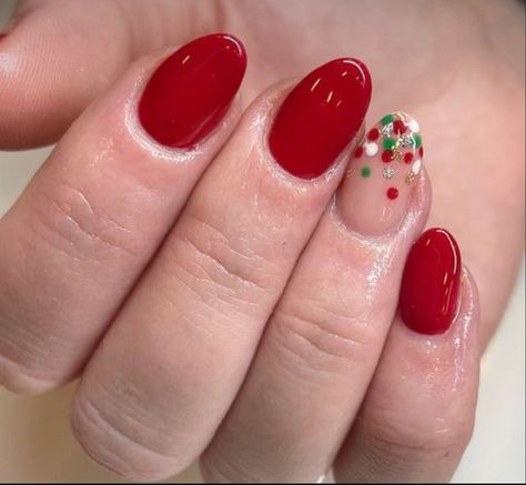 Christmas Nails 2023 Short Easy, Cute Short Christmas Acrylic Nails, Super Simple Christmas Nails, Christmas Nails 2023 Almond, Chrismast Nailart, December Nails Christmas Xmas, Christmas Nails Round, Short Almond Nails Christmas, Christmas Gel Nails Designs