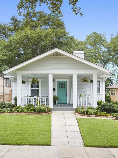 Curb Appeal Ideas From Across the U.S. | HGTV Arsitektur Kolonial, Small White House, Small Cottage Homes, Bungalow Exterior, Cottage Exterior, Beach Cottage Decor, Small Cottage, Beach Cottage Style, House Paint Exterior