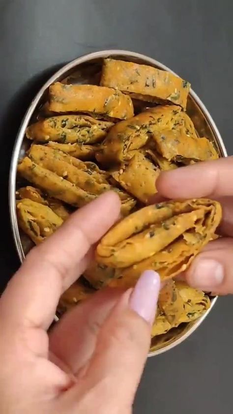 Easy Indian Sweet Recipes, Mathri Recipe, Spicy Snacks Recipes, Holi Special, Breakfast Recipes Indian, Vegetarian Fast Food, Tastemade Recipes, Indian Cooking Recipes, Sweet Dishes Recipes