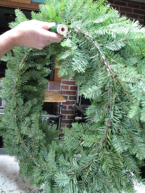 Real Christmas Wreaths, Kersfees Idees, Natural Wreaths, Evergreen Wreaths, Outdoor Christmas Wreaths, Easy Wreath, Christmas Traditional, Make A Wreath, Holiday Wreaths Christmas