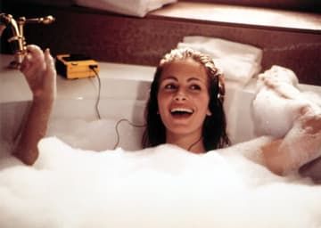 10 Most Iconic Movie Scenes Ever To Take Place In The Bathroom Pretty Woman Movie, Septième Art, I Love Cinema, Woman Movie, 90s Movies, Richard Gere, Julia Roberts, Iconic Movies, Film Serie