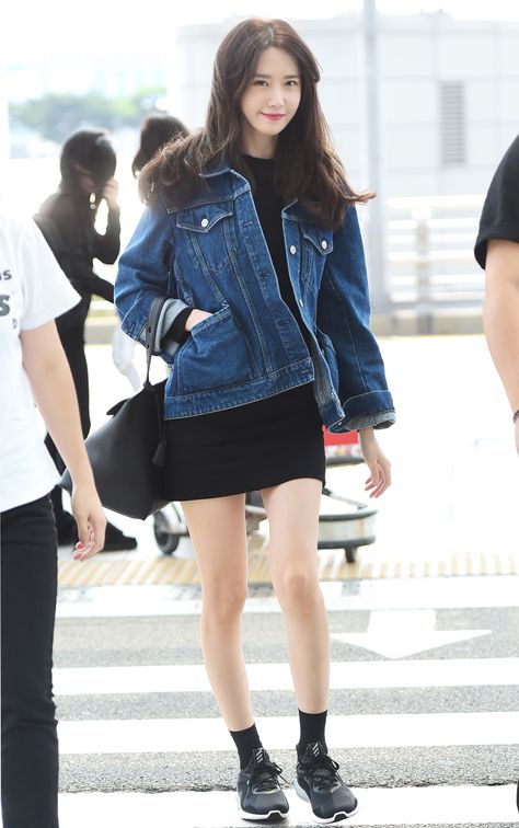 Snsd Yoona airport fashion style                                                                                                                                                                                 More Airport Fashion, Snsd Airport Fashion, Korean Airport Fashion, Snsd Fashion, Jaket Denim, Korean Fashion Summer, Ropa Diy, Korean Fashion Trends, Pinterest Fashion