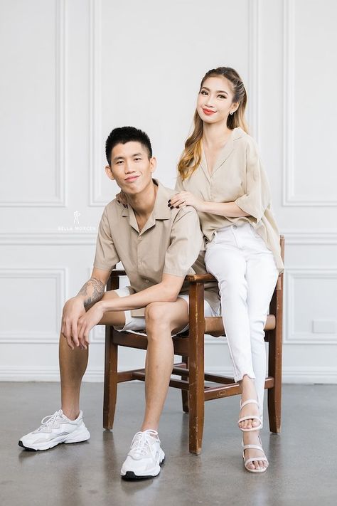 This Couple Just Needed a White Wall and Lots of Love to Pull Off Their Indoor Engagement Shoot | https://brideandbreakfast.ph/2020/09/05/playful-indoor-engagement-shoot/ Casual Outfits For Prenup Shoot, Studio Prenup Shoot Ideas, Prenup Pictures, Foto Studio Couple Casual, Matchy Outfit Couple Casual, Indoor Prenup Shoot, Couple Shoot Outfits, Couple Outfits Ideas, Couple Photoshoot Studio