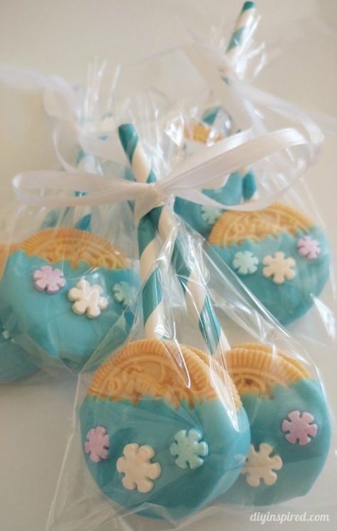 cookie-lollipop-party-favors-diy-inspired Diy Christmas Party Favors, Edible Party Favors, Simple Cookie, Cookie Party Favors, Lollipop Party, Diy Christmas Party, Frozen Themed Birthday Party, Birthday Decorations Kids, Diy Party Favors