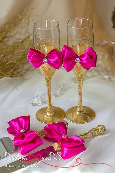 Gold and fuchsia wedding champagne flutes & set for от DiAmoreDS Quinceanera Brindis Set, Decorated Glasses, Glasses Bride, Geode Wedding, Fuchsia Wedding, Wedding Wine Glasses, Glasses Wedding, Decorated Wine Glasses, Wedding Flutes