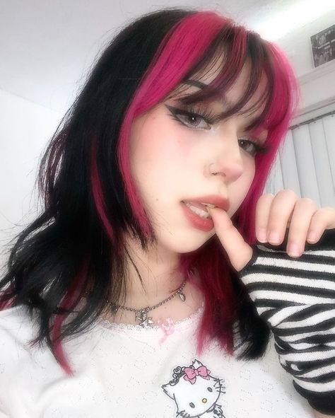 Black And Pink Wolfcut, Pink And Black Hair Ideas, Pink Streaks In Black Hair, Skunk Dyed Hair, Draculaura Hair, Pink Bangs, Skunk Hair, Pink And Black Hair, Cute Hair Colors