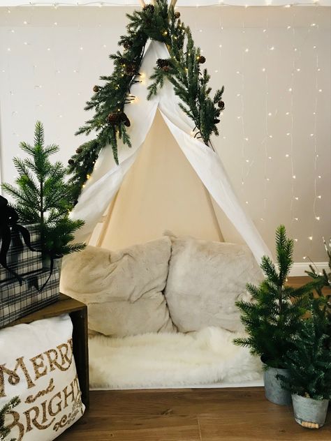 Teepee Tent Christmas Photoshoot, Christmas Photoshoot Diy Backdrop Ideas, Christmas Mini Session Indoor Setup, Minimalist Christmas Mini Sessions, Simple Christmas Setup Photography, Christmas Tent Photoshoot, Summer Christmas Photoshoot, White Backdrop Christmas Photoshoot, Christmas Indoor Photoshoot Ideas