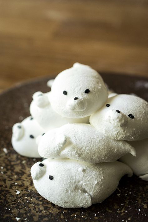 Marshmallow Polar Bear, Seal Marshmallow, Marshmallow Character Recipe, Piped Marshmallow Animals, Cute Marshmallow Recipe, Fun Candy Ideas, Marshmallow Figures Recipe, Marshmallow Figures, Seal Cake