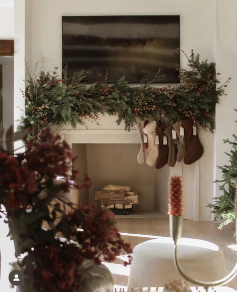 Modern Christmas Decor Ideas, Holiday Mantle, Christmas Color Palette, Neutral Christmas Decor, Neutral Christmas, Christmas Mantle Decor, Christmas Decoration Ideas, Modern Christmas Decor, Christmas Decor Inspiration