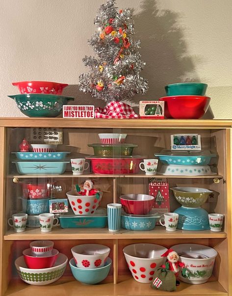 Vintage Fall Pyrex Display, Pyrex Christmas Display, Pyrex Collection Display, Pyrex Display Ideas, Vintage Pyrex Display, Christmas Pyrex, Red Enamelware, Pyrex Display, Vintage Pyrex Patterns