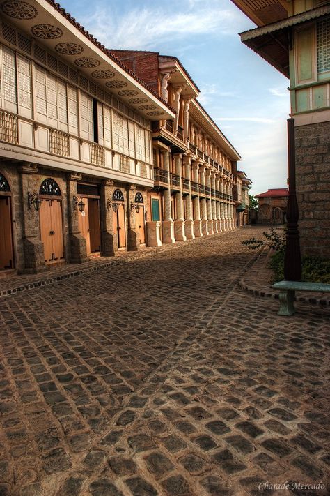 Old Philippine Houses, Filipino Old House, Old Filipino Aesthetic, Filipino House Traditional, Old Filipino Houses, Spanish Colonial Philippines, Old Spanish House, Colonial Philippines, Philippine Architecture