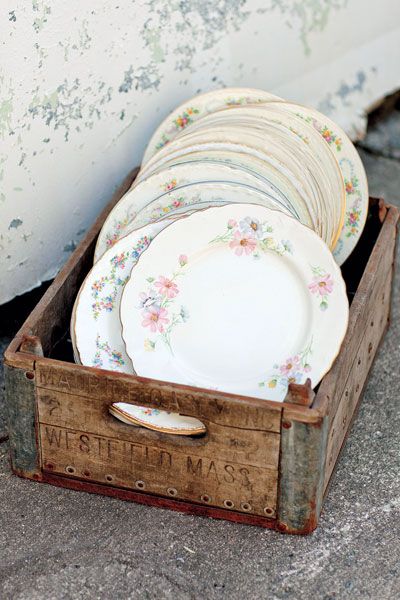 Use mix-and-match china at your wedding for a fun shabby-chic vibe Vintage China Wedding, Vintage Party Decorations, Cocina Shabby Chic, Mismatched Plates, Mismatched China, Decoration Shabby, Estilo Shabby Chic, Vintage Wedding Theme, Shabby Chic Wedding