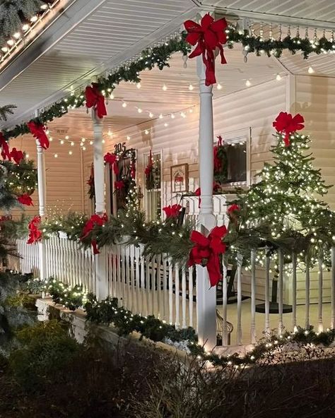 Ideas Decoracion Navidad, Outside Christmas Decorations, Christmas Decor Inspiration, Country Christmas Decorations, Christmas Tablescape, Christmas Front Porch, Christmas Themes Decorations, Christmas Porch Decor, Christmas Decorations Diy Outdoor