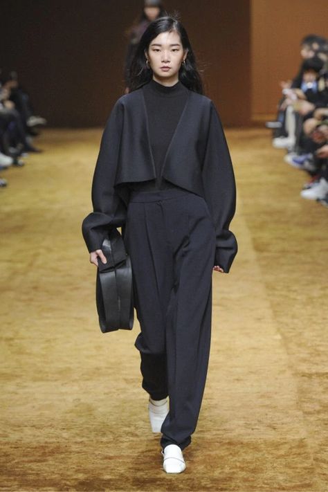 Low Classic Seoul, Mode Chanel, Seoul Fashion, Mode Inspo, Fall 2018, Mode Inspiration, Looks Vintage, Black Outfit, Look Fashion