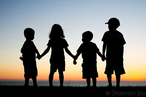 10 Tips to Capture Silhouette Photos - Click it Up a Notch Cousin Photo, Sibling Photography, Sibling Photos, Silhouette Photography, Family Beach Pictures, Silhouette Photos, Beach Family Photos, Photographs Ideas, Foto Tips