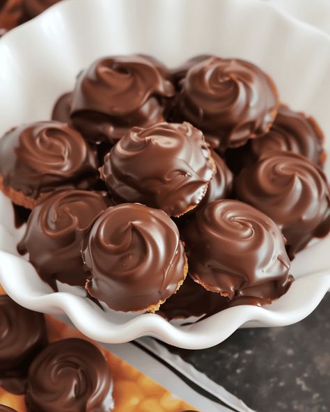 3-Ingredient Homemade Twix Bites If you’re looking for a quick and delicious treat that mimics the classic Twix candy, these 3-Ingredient Homemade Twix Bites are perfect! With just mini Nilla ... Read more Three Ingredient Twix Bites, 3 Ingredient Homemade Twix Bites, Twix Bites 3 Ingredients, 3 Ingredient Twix Bites, Mini Twix Bites, Vanilla Tootsie Roll Recipe, Homemade Twix Bites, Homemade Twix Cookies, Twix Cookies Recipe