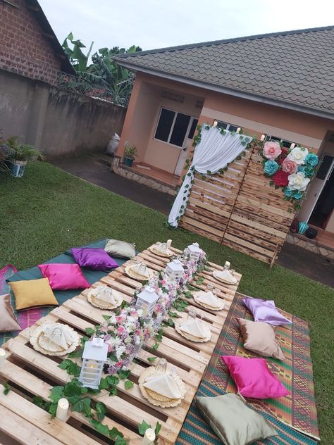 Pallet Garden Party, Bohemian Garden Party Decoration, Pallet Table Party, Pallets Picnic Ideas, Pallet Tea Party, Pallets Table Outdoor Party, Pallet Picnic Setup Ideas, Palet Table Outdoor Party, Pallet Birthday Decor Party Ideas