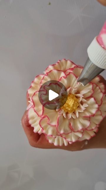 Cakes With Piping, How To Make Floral Cupcakes, What Piping Tips To Use For Flowers, Floral Piping Tips, Buttercream Floral Cupcakes, Wilton Tips For Flowers, Cupcakes Flower Decoration, Big Cupcake Cake Ideas, Easy Floral Cupcakes