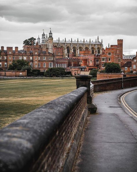 Boarding School Aesthetic, British College, Eton College, England Aesthetic, 2024 Aesthetic, College Money, College Aesthetic, Dream School, Albus Dumbledore