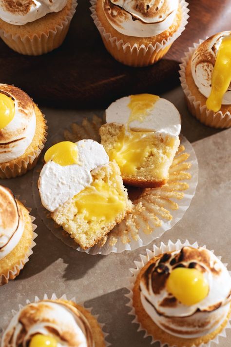 These lemon meringue cupcakes are made with soft and fluffy vanilla cupcakes using the hot milk method. They're filled with tangy lemon curd and topped with airy swiss meringue that's torched to perfection! #cupcakes #lemonmeringue #lemondessert | teakandthyme.com Milk Cupcakes, Fluffy Vanilla Cupcakes, Lemon Curd Cupcakes, Lemon Meringue Cupcakes, Cupcakes Lemon, Meringue Cupcakes, Toasted Meringue, Seasonal Baking, Cupcakes Filled