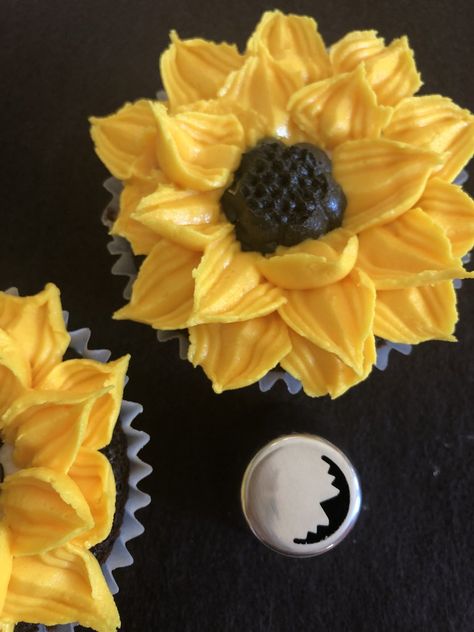 THE FORGIVING RUSSIAN TIP BUTTERCREAM RECIPE Sunflower Piping, Russian Tips, Smooth Icing, Break Off, Buttercream Recipe, Honeycomb Design, Butter Cream, Piping, Frosting