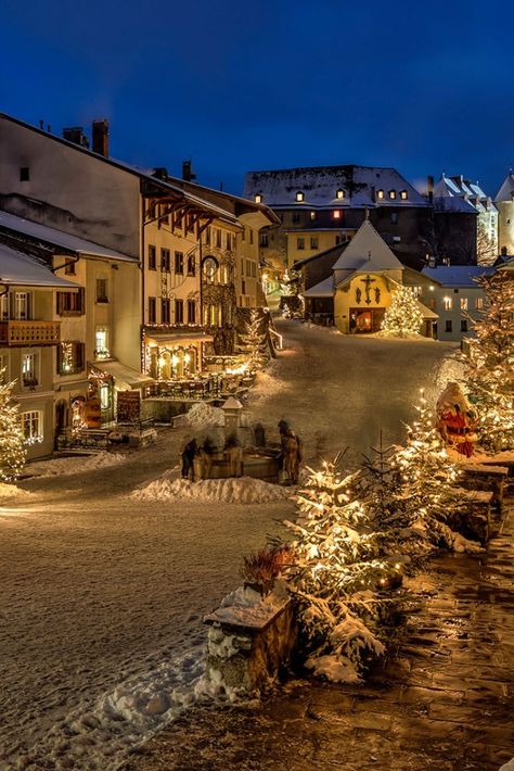 Switzerland During Christmas, Switzerland Village Aesthetic, Switzerland Village House, Switzerland At Christmas, Switzerland In Christmas, Christmas In Switzerland Aesthetic, Switzerland Christmas Aesthetic, Summer Christmas Aesthetic, Switzerland Village