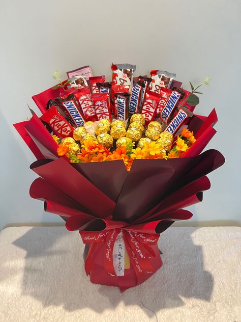 Chocolate Buket Gift Diy, Cholate Flower Bouquet, Chocolate Bukey Gift, Flowers Bouquet With Chocolate, Snack Flower Bouquet, Chocolate And Flowers Gift Boxes, Flower Bouquet And Chocolate, Handmade Chocolate Bouquet Ideas, Chocolates Bouquet Diy Gift Ideas