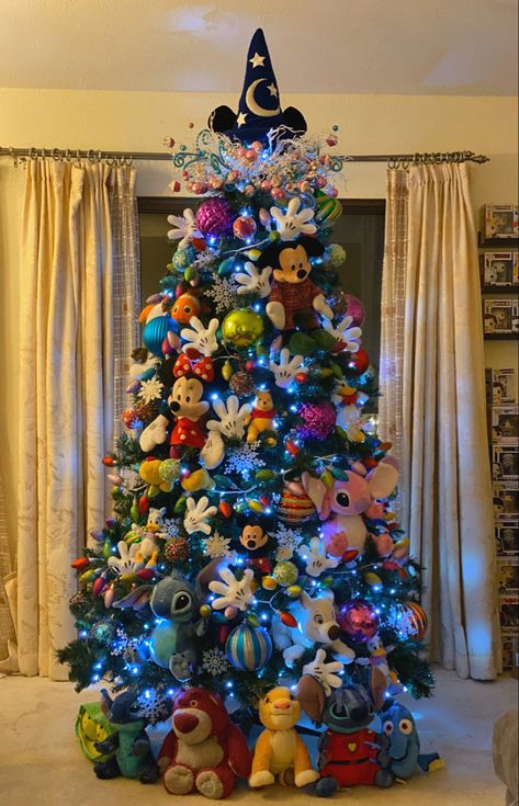 Disney Christmas House Decor, Cartoon Themed Christmas Tree, Disney Christmas Ideas Decoration, Disney Characters Christmas Tree, Disney Themed Tree, Disney Princess Christmas Tree Ideas, Christmas Tree Ideas For School, Character Themed Christmas Trees, Christmas Disney Tree