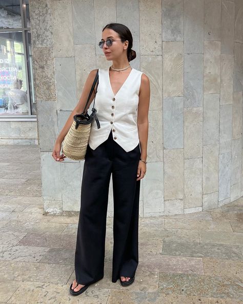 White Vest Outfits For Women, Waist Coat Outfit Women, Waist Coat For Women, Sleeveless Vest Outfit, Waistcoat Outfit Women, Vest Top Outfits, How To Style A Vest, White Vest Outfit, Vest Street Style