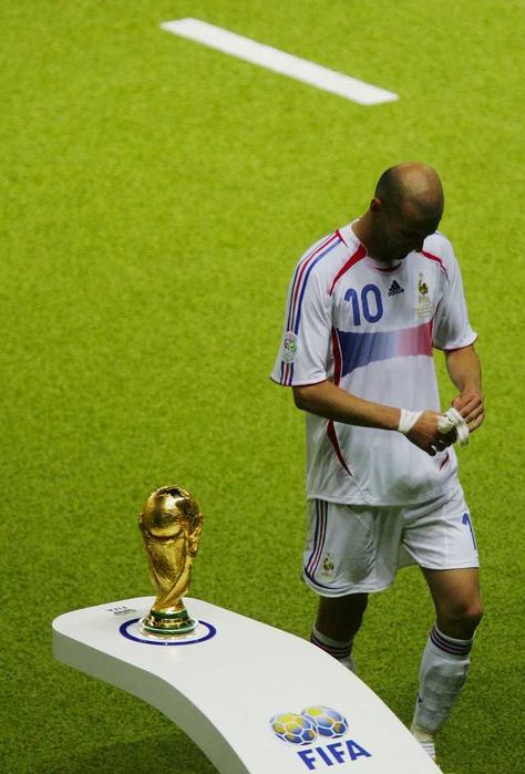 The end of Zinedine Zidane's career. The famous image of French hero Zidane walking past the world cup trophy after his sending off for head butting Italy's Marco Materazzi in the 2006 World Cup final. Iconic Football Moments, 2006 World Cup, World Cup Trophy, Soccer Photography, Legends Football, Football Players Images, Football Photography, Barcelona Soccer, Best Football Players