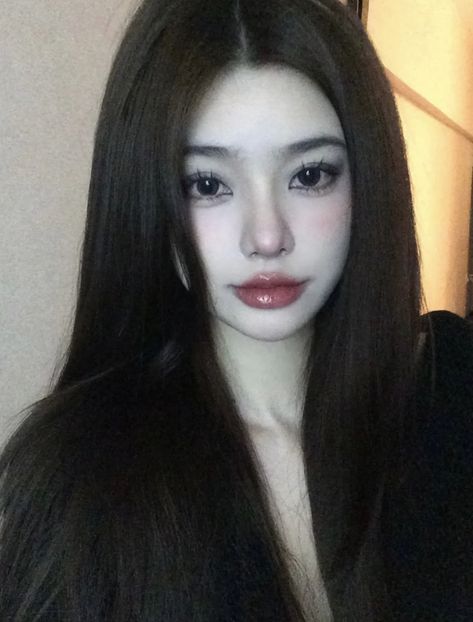 chinese girl asian Dark Women Makeup, Xiaohongshu Makeup Dark, Dark Red Douyin Makeup, Red Soft Makeup, Doyeon Makeup, Uzzlang Makeup Look, Dark Korean Makeup, Red Douyin Makeup, Douyin Makeup Dark