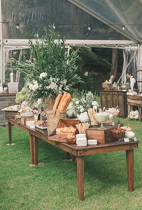 Rustic Food Display, Unique Wedding Food, Wedding Food Bars, Wedding Food Table, Cheese Table, Deco Champetre, Tafel Decor, Rustic Bread, Reception Food