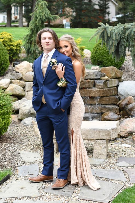 Formal Partner Photos, Couples Prom Photos, Formal Picture Poses, Prom Best Friend Pictures, Formal Poses For Couples, Prom Picture Ideas For Couples, Funny Prom Poses, Semi Pictures