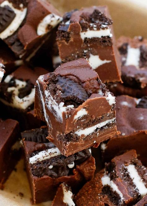 Oreo Fudge Recipe Condensed Milk, Cake Batter Fudge, Walnut Fudge, Microwave Fudge, Oreo Fudge, Christmas Fudge, Chocolate Fudge Frosting, Fudge Recipes Chocolate, Fudge Recipes Easy