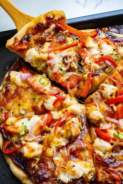 Best BBQ Chicken Pizza recipe has chicken, barbecue sauce, mozzarella cheese, & jalapenos. Barbeque chicken pizza. Spicy Chicken Pizza, Spicy Pizza Recipes, Pizza Flavors Ideas, Hawaii Pizza, Bbq Chicken Pizza Recipe, Pizza Bases, Outdoor Recipes, Best Bbq Chicken, Chicken Pizza Recipe