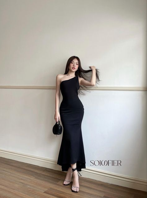 Black Dress For Party Classy, Simple Glam Outfit Classy, Long Dress Outfit Formal, Semi Formal Party Dress, Simple Prom Dress With Sleeves, Formal Black Dress Outfit Classy, Black Dress Outfit Classy Elegant Formal, Modern Elegance Fashion, Classy Black Dress Formal